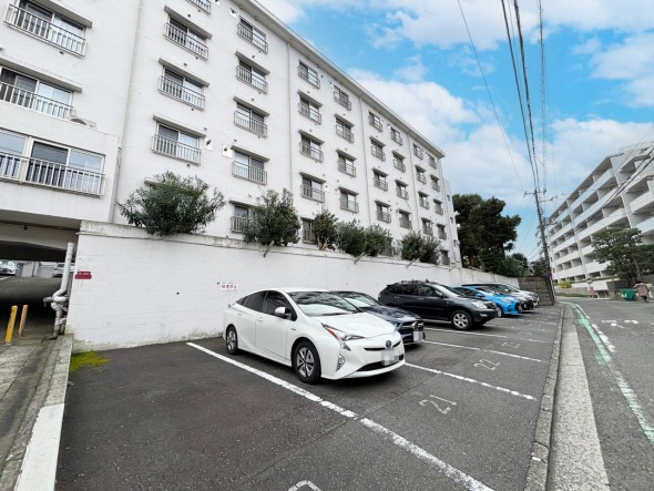 敷地内駐車場もございます。空き状況等はお気軽にお問い合わせください。