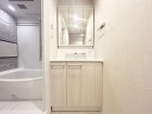 十分な大きさの洗面台は、身だしなみチェックや歯磨きなど、朝の慌ただしい時間でも余裕とゆとりを感じて頂けます。