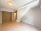 一日の疲れをいやしてくれる主寝室。時を忘れて過ごす場所として過ごせるお部屋です。