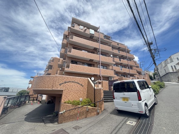 マンション外観。生活利便性に優れた立地環境。