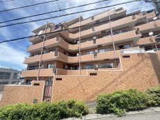 爽やかな青空の下に贅沢なほどに降り注ぐ陽光、豊かな居住性と、クオリティが見事に調和した住空間は、住まうことの喜びを感じさせてくれ