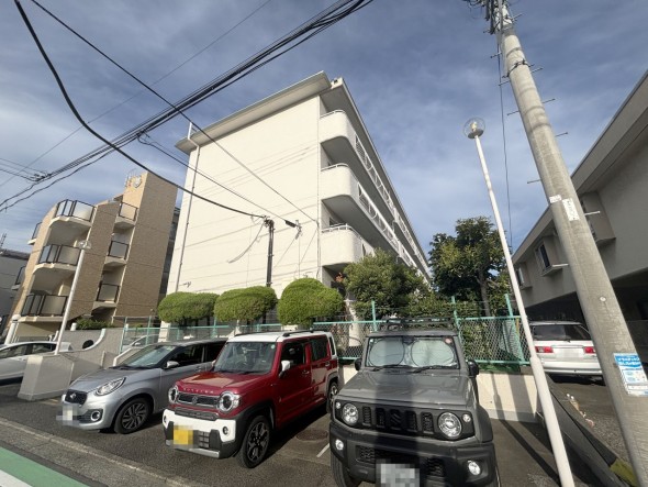 爽やかな青空の下に贅沢なほどに降り注ぐ陽光、豊かな居住性と、クオリティが見事に調和した住空間は、住まうことの喜びを感じさせてくれ