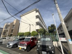 爽やかな青空の下に贅沢なほどに降り注ぐ陽光、豊かな居住性と、クオリティが見事に調和した住空間は、住まうことの喜びを感じさせてくれ