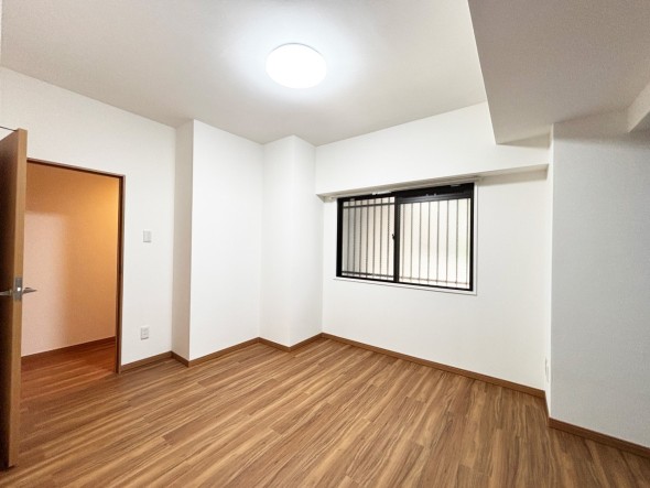 フローリングの部屋は清潔感があり、日々のお掃除も楽で助かりますね！