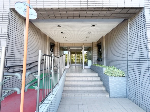お客様をお迎えする玄関は落ち着いた雰囲気。帰り着くたびに洗練されたテイストの空間に迎えられ誇りと喜びを感じる玄関まわりです。