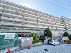 爽やかな青空の下に贅沢なほどに降り注ぐ陽光、豊かな居住性と、クオリティが見事に調和した住空間は、住まうことの喜びを感じさせてくれ
