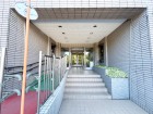 お客様をお迎えする玄関は落ち着いた雰囲気。帰り着くたびに洗練されたテイストの空間に迎えられ誇りと喜びを感じる玄関まわりです。