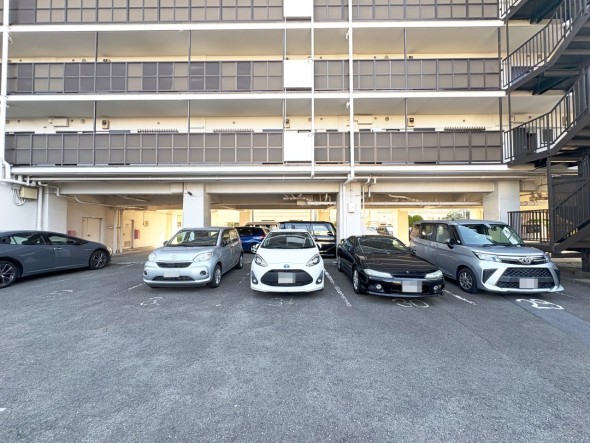 敷地内駐車場もございます。空き状況等はお気軽にお問い合わせください。