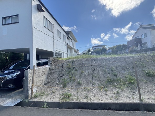 更地での引渡しになります。陽当たり、風通しともに良い環境です。