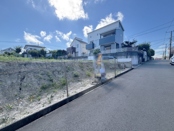 前面道路が広くお車の出し入れもスムーズ