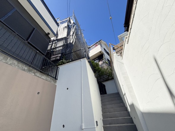 爽やかな青空の下に贅沢なほどに降り注ぐ陽光、豊かな居住性と、クオリティが見事に調和した住空間は、住まうことの喜びを感じさせてくれ