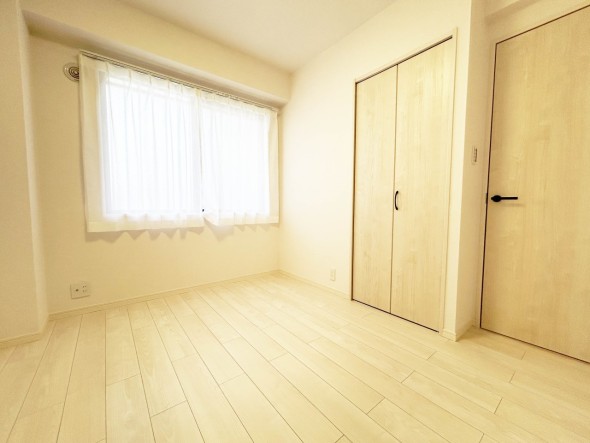 洋室5帖。フローリングの部屋は清潔感があり、日々のお掃除も楽で助かります。