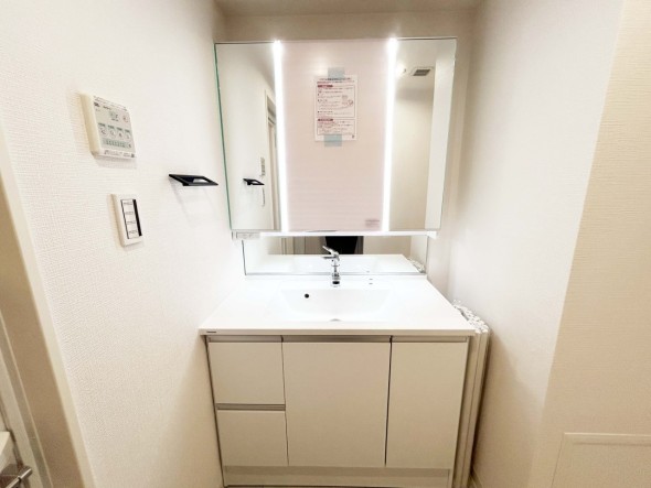 真っ白な洗面台で、気持ちの良い朝を迎えられそうです。