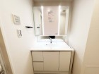 真っ白な洗面台で、気持ちの良い朝を迎えられそうです。