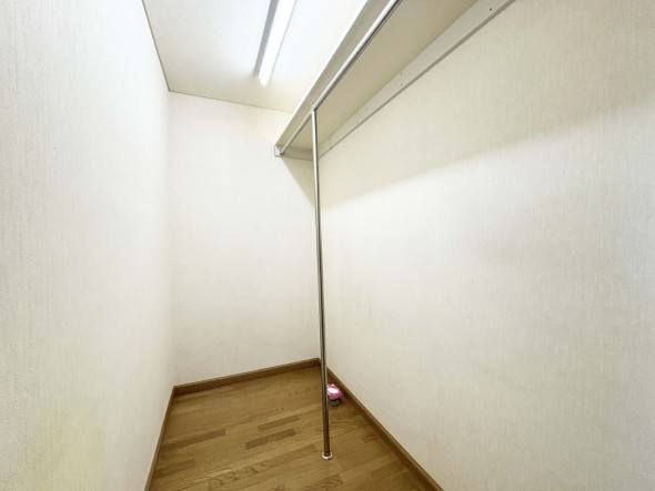 たっぷり入るウォークインクローゼットは奥行きがあるのでたくさん収納できます。
