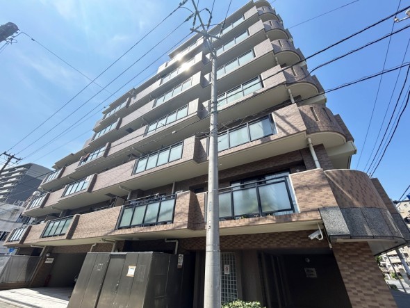 マンション外観。生活利便性に優れた立地環境。