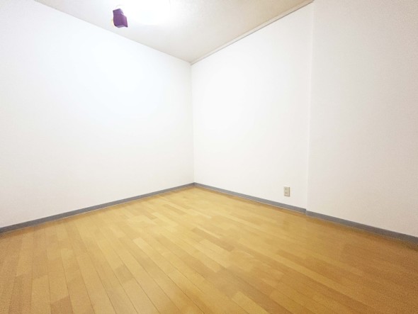 洋室4.5帖。フローリングの部屋は清潔感があり、日々のお掃除も楽で助かります。