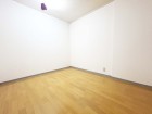 洋室4.5帖。フローリングの部屋は清潔感があり、日々のお掃除も楽で助かります。