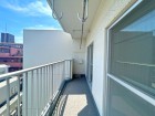日差しの差し込むバルコニー