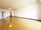 LDK18帖。のびのびとくつろげるリビングは、家族のコミュニケーションの場として、みんなが集まる一番の場所に。