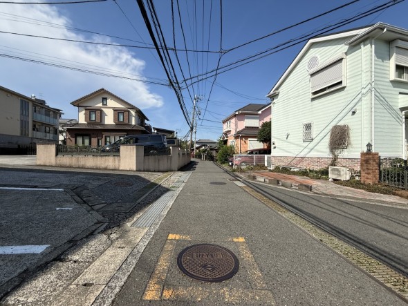 前面道路が広くお車の出し入れもスムーズ