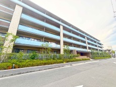 マンション外観。生活利便性に優れた立地環境。