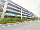 マンション外観。生活利便性に優れた立地環境。
