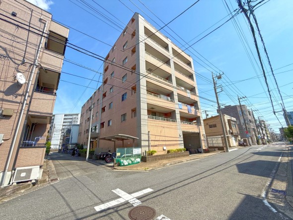 マンション外観。生活利便性に優れた立地環境。