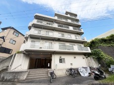 マンション外観。生活利便性に優れた立地環境。