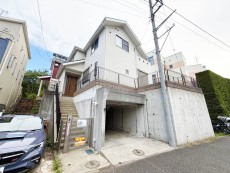 周辺は閑静な住宅街につき落ち着いた環境です。
