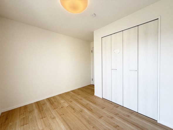 一日の疲れをいやしてくれる主寝室。時を忘れて過ごす場所として過ごせるお部屋です。