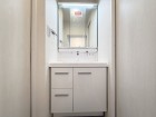 十分な大きさの洗面台は、身だしなみチェックや歯磨きなど、朝の慌ただしい時間でも余裕とゆとりを感じて頂けます。