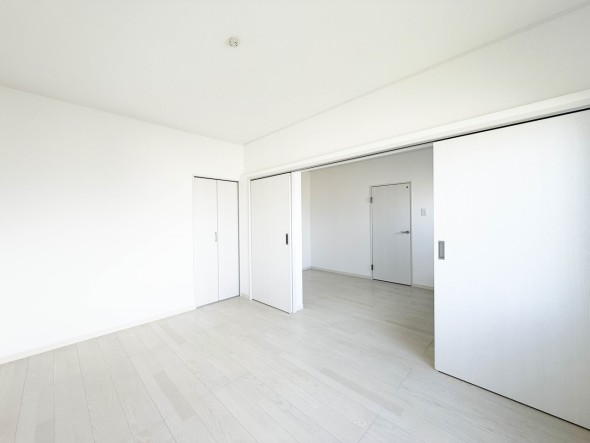 洋室6帖。フローリングの部屋は清潔感があり、日々のお掃除も楽で助かります。