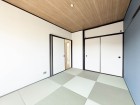 和室6帖。客間やお子様の遊び場として多用途にお使い頂けます。  
