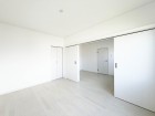 洋室6帖。フローリングの部屋は清潔感があり、日々のお掃除も楽で助かります。