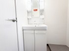 真っ白な洗面台で、気持ちの良い朝を迎えられそうです。