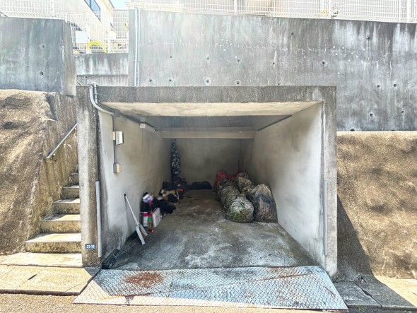 雨が降った際にも汚れにくい地下車庫。
