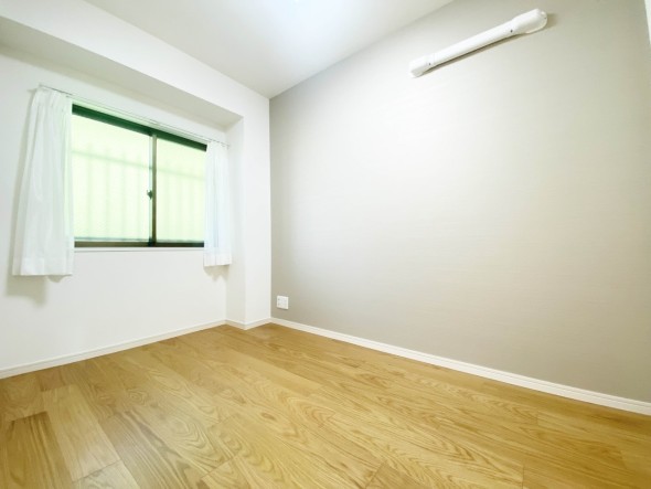 洋室4帖。フローリングの部屋は清潔感があり、日々のお掃除も楽で助かります。