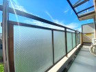 日差しの差し込むバルコニー