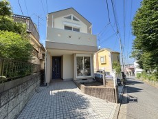 爽やかな青空の下に贅沢なほどに降り注ぐ陽光、豊かな居住性と、クオリティが見事に調和した住空間は、住まうことの喜びを感じさせてくれ