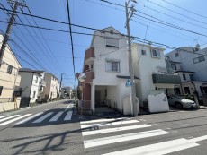 爽やかな青空の下に贅沢なほどに降り注ぐ陽光、豊かな居住性と、クオリティが見事に調和した住空間は、住まうことの喜びを感じさせてくれ