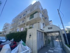 爽やかな青空の下に贅沢なほどに降り注ぐ陽光、豊かな居住性と、クオリティが見事に調和した住空間は、住まうことの喜びを感じさせてくれ