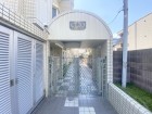 お客様をお迎えする玄関は落ち着いた雰囲気。帰り着くたびに洗練されたテイストの空間に迎えられ誇りと喜びを感じる玄関まわりです。
