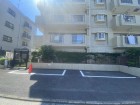 敷地内駐車場がございます。空き状況等に関しましてはお気軽にお問い合わせください。