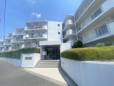 爽やかな青空の下に贅沢なほどに降り注ぐ陽光、豊かな居住性と、クオリティが見事に調和した住空間は、住まうことの喜びを感じさせてくれ