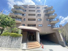 爽やかな青空の下に贅沢なほどに降り注ぐ陽光、豊かな居住性と、クオリティが見事に調和した住空間は、住まうことの喜びを感じさせてくれ
