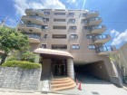 爽やかな青空の下に贅沢なほどに降り注ぐ陽光、豊かな居住性と、クオリティが見事に調和した住空間は、住まうことの喜びを感じさせてくれ