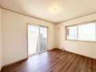 洋室6.5帖。フローリングの部屋は清潔感があり、日々のお掃除も楽で助かります。