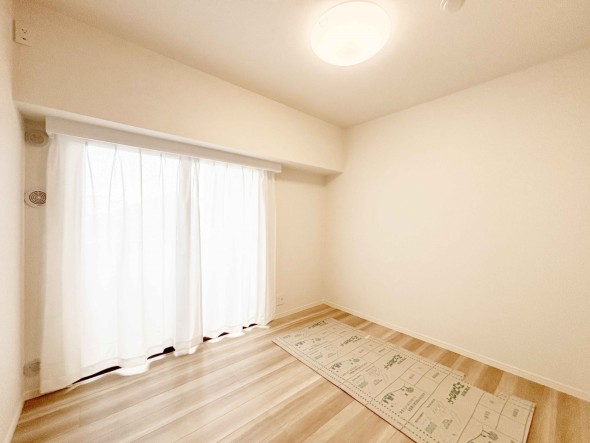 一日の疲れをいやしてくれる主寝室。時を忘れて過ごす場所として過ごせるお部屋です。