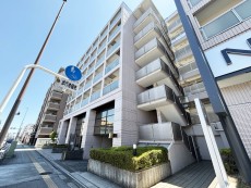マンション外観。生活利便性に優れた立地環境。